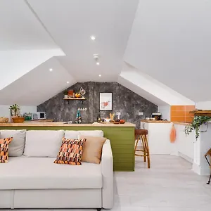 The Penthouse 3 Minutes To The Beach, Super Comfy Beds, Part Of Burlington-escapes Brighton